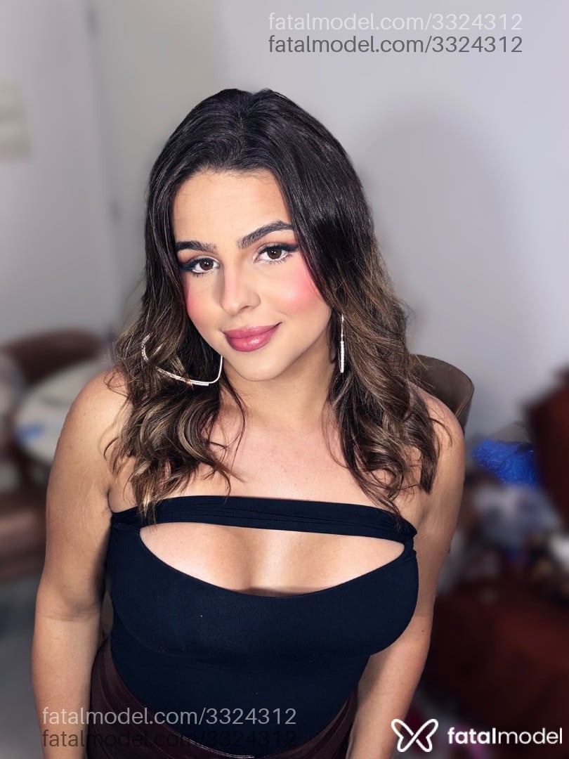 Acompanhante mulher trans com cabelo colorido de olhos castanhos - Miacollins