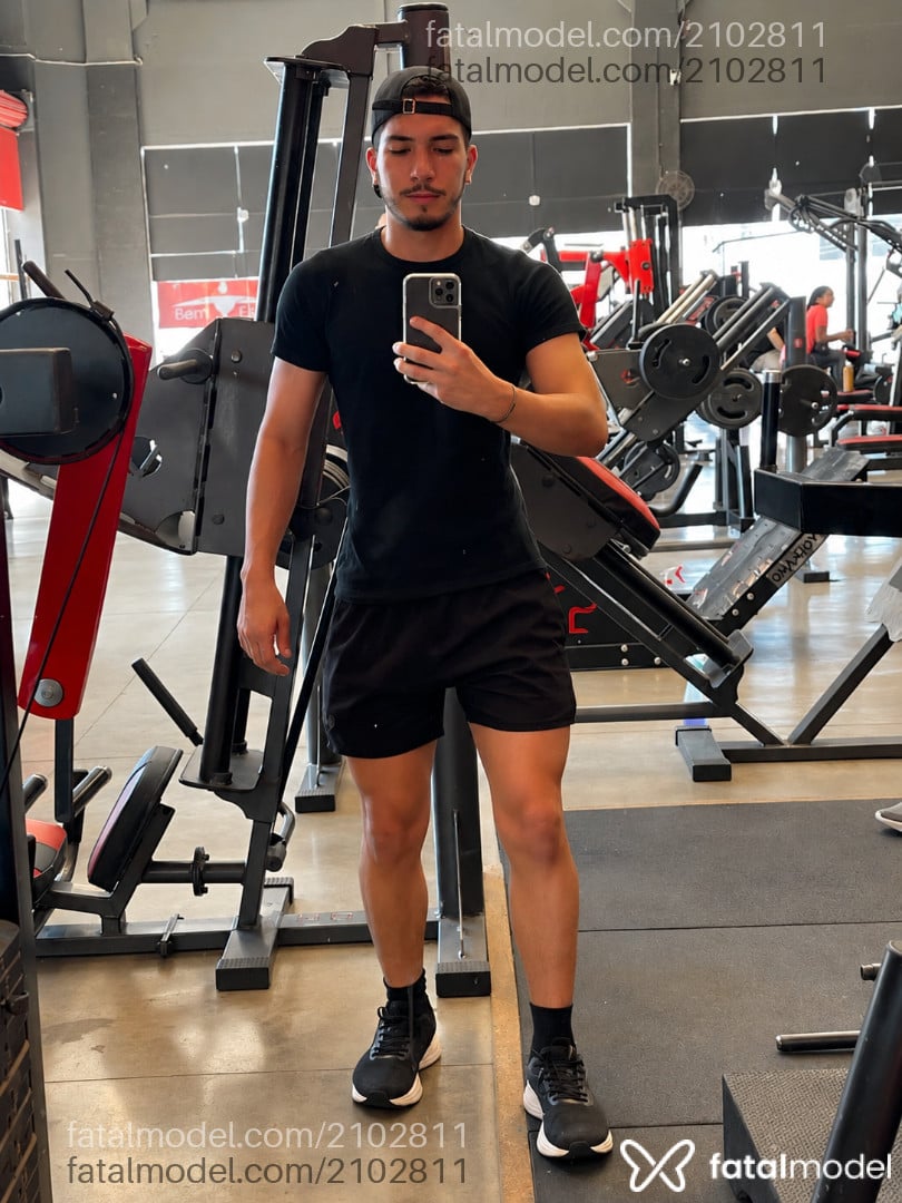 Acompanhante homem com cabelo castanho de olhos castanhos - Mateus