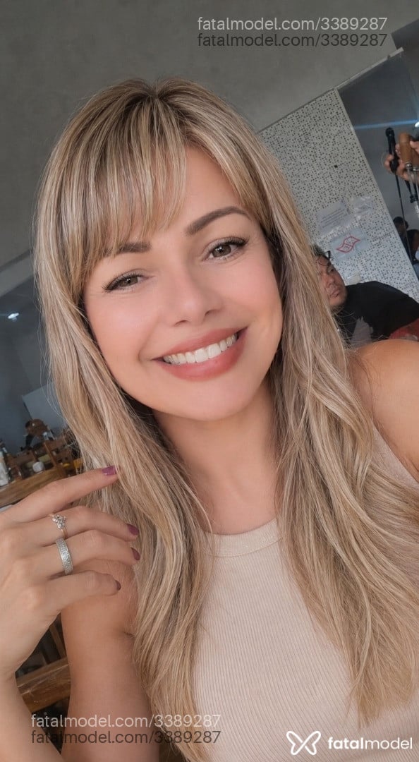 Acompanhante mulher loira (o) de olhos castanhos - Laura