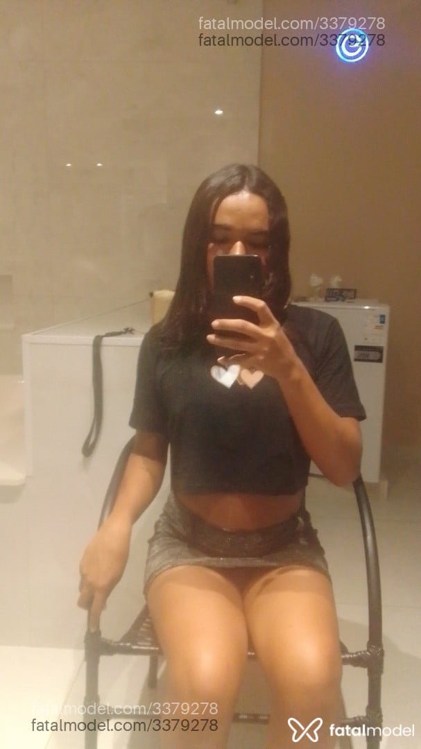 Acompanhante mulher trans com cabelo castanho de olhos pretos - Andressa