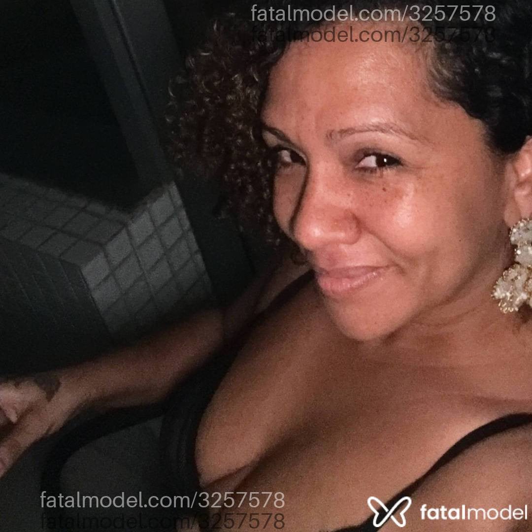 Acompanhante mulher com cabelo castanho de olhos castanhos em Salvador - Celine Moreau