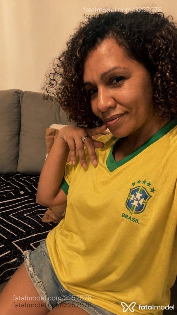 Acompanhante mulher com cabelo castanho de olhos castanhos em Salvador - Celine Moreau