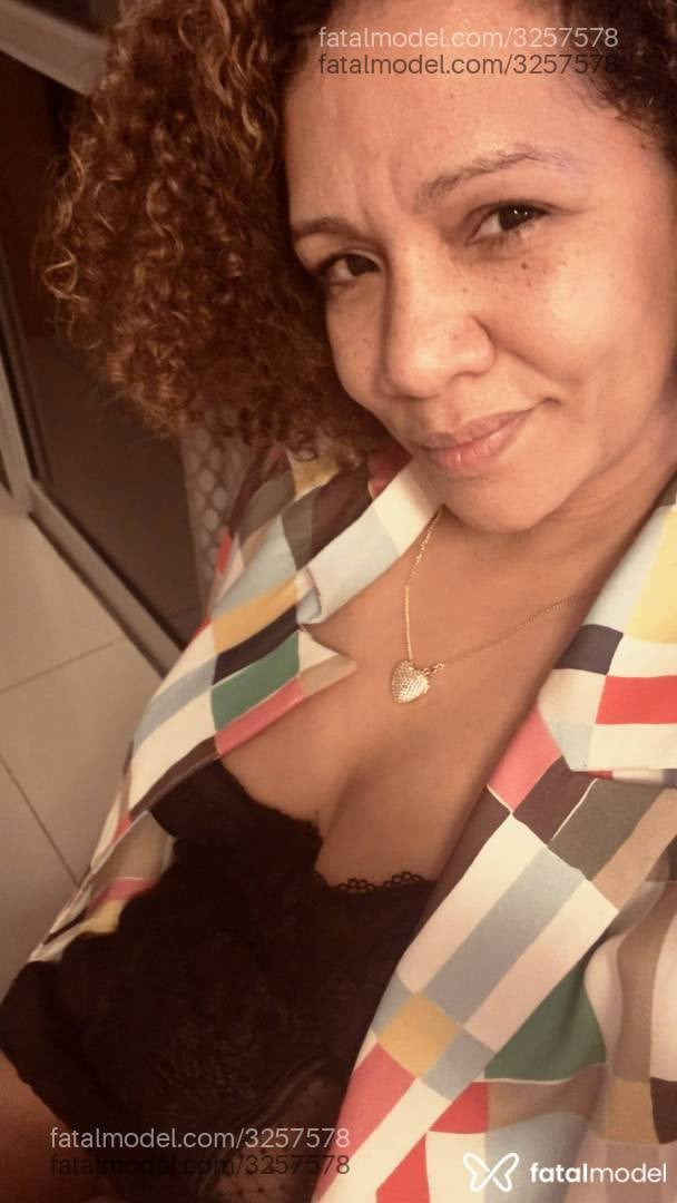 Acompanhante mulher com cabelo castanho de olhos castanhos em Salvador - Celine Moreau