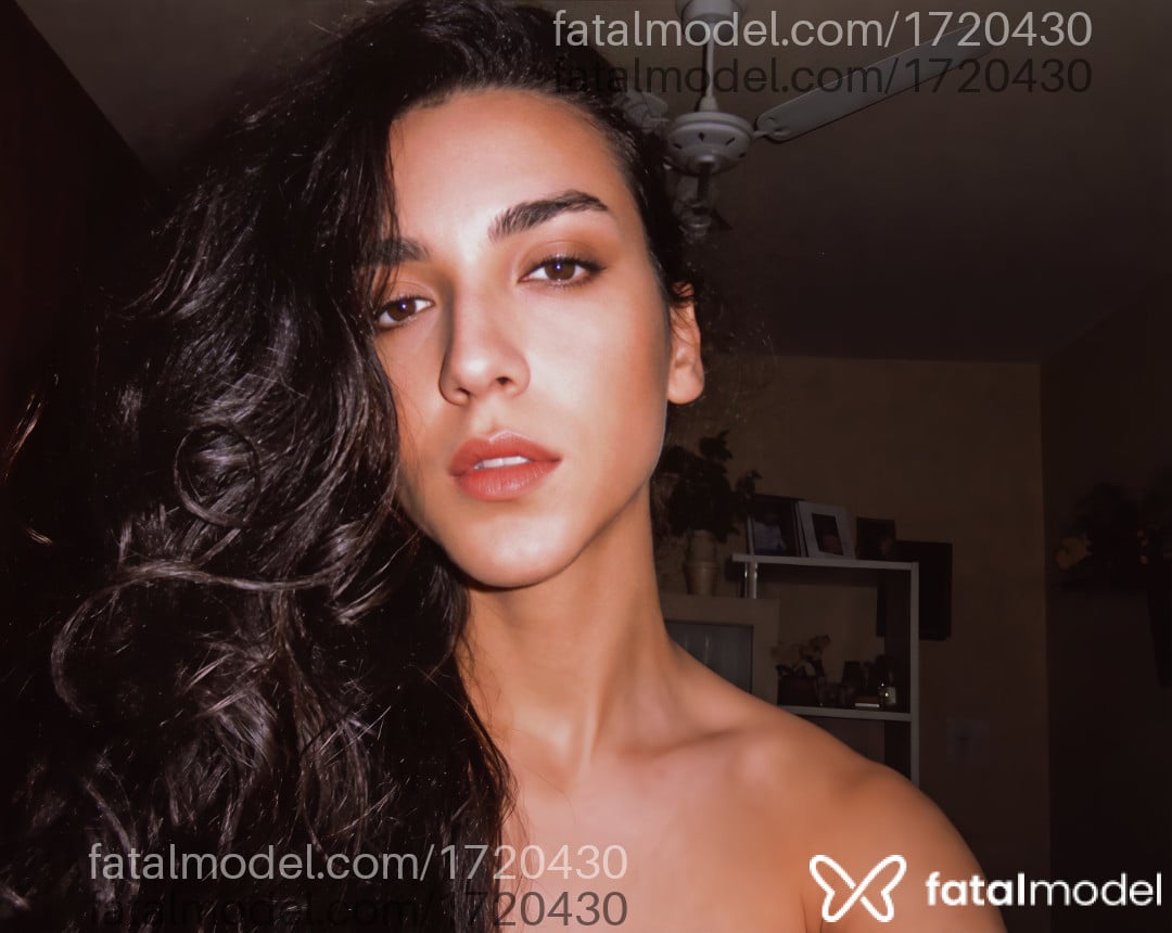 Acompanhante mulher trans morena (o) de olhos castanhos - Lua
