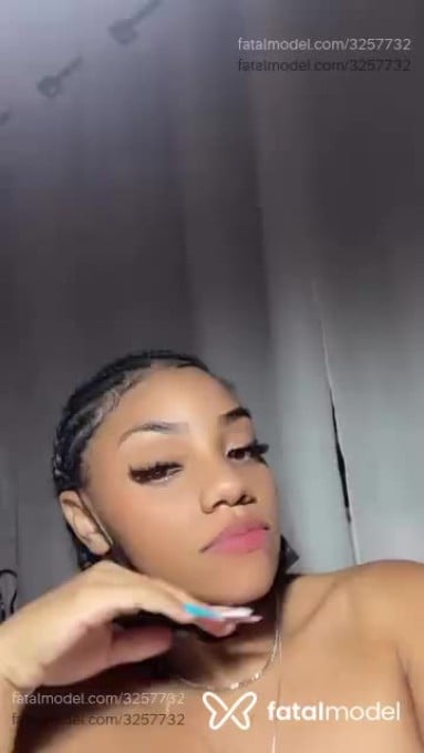 Acompanhante mulher morena (o) de olhos castanhos em São Paulo Acompanhante mulher morena (o) de olhos castanhos em São Paulo - Vick
