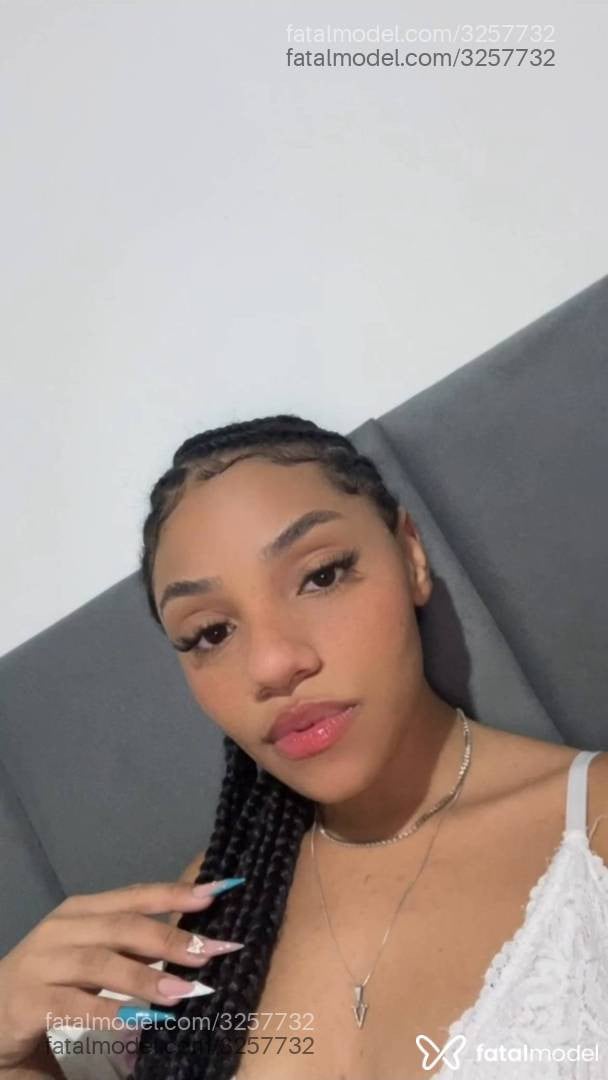 Acompanhante mulher morena (o) de olhos castanhos - Vick