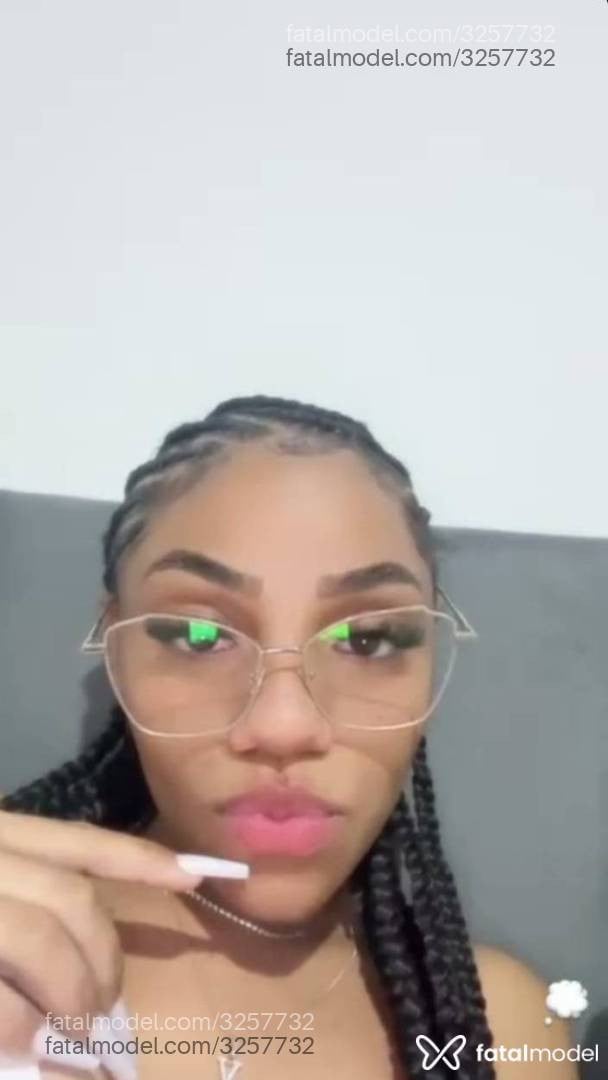 Acompanhante mulher morena (o) de olhos castanhos - Vick