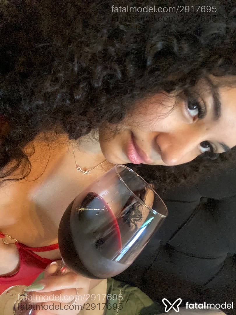 Acompanhante mulher morena (o) de olhos castanhos - Eloisa Santino