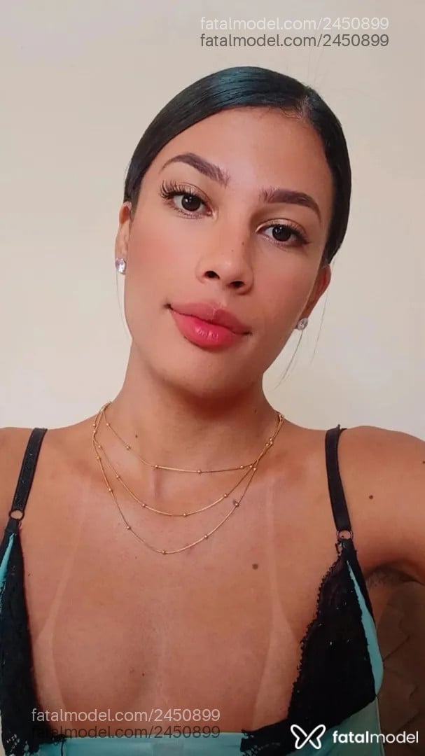 Acompanhante mulher trans com cabelo castanho de olhos pretos - Mavizinha