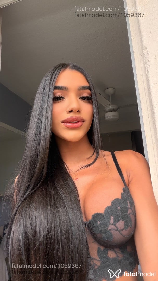 Acompanhante mulher trans morena (o) de olhos pretos - Manuela