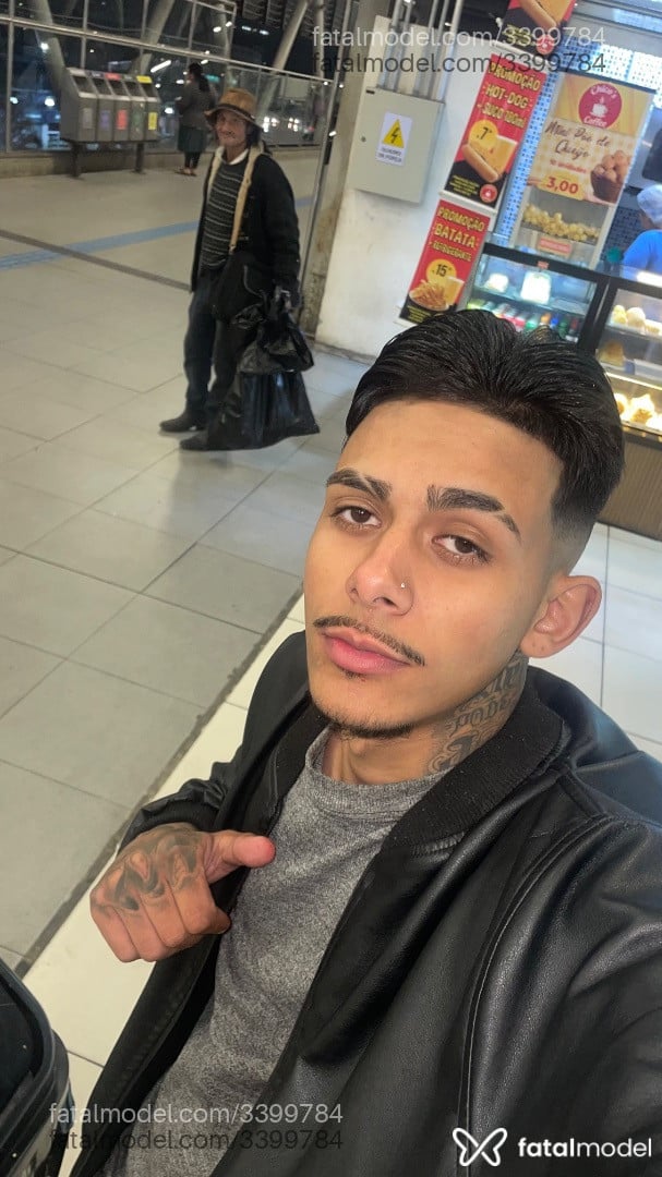 Acompanhante homem com cabelo castanho de olhos pretos - Aladin