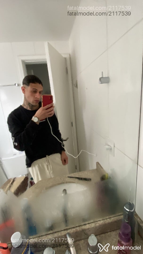 Acompanhante homem com cabelo castanho de olhos azuis - Xavier
