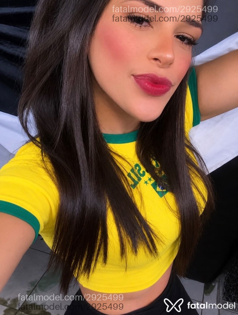 Acompanhante mulher trans com cabelo castanho de olhos castanhos - Karolayne