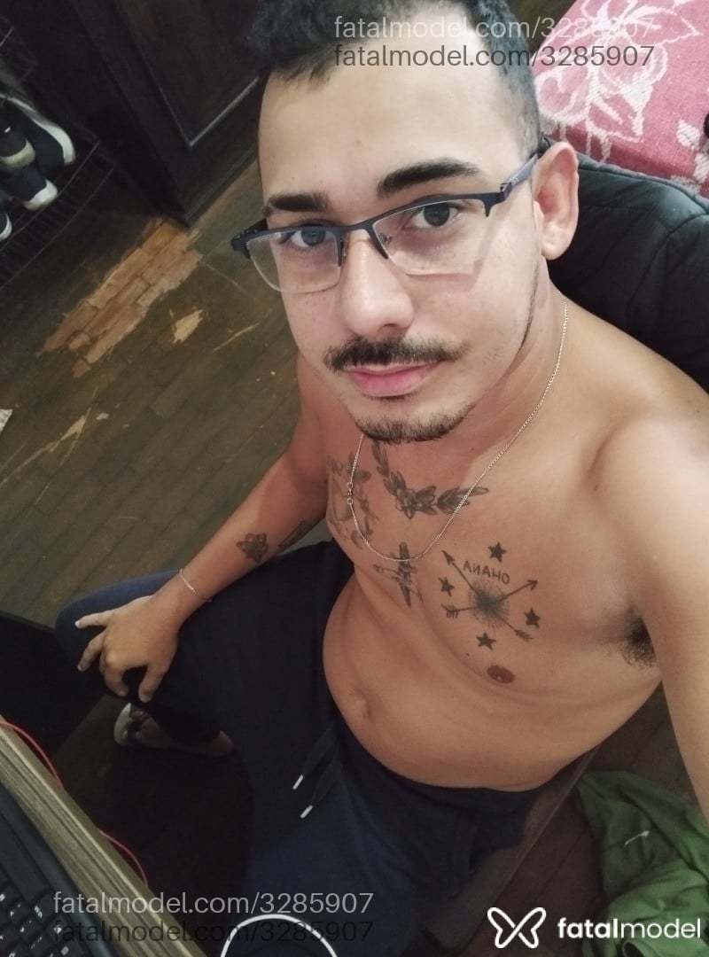 Acompanhante homem com cabelo castanho de olhos pretos - Paulo