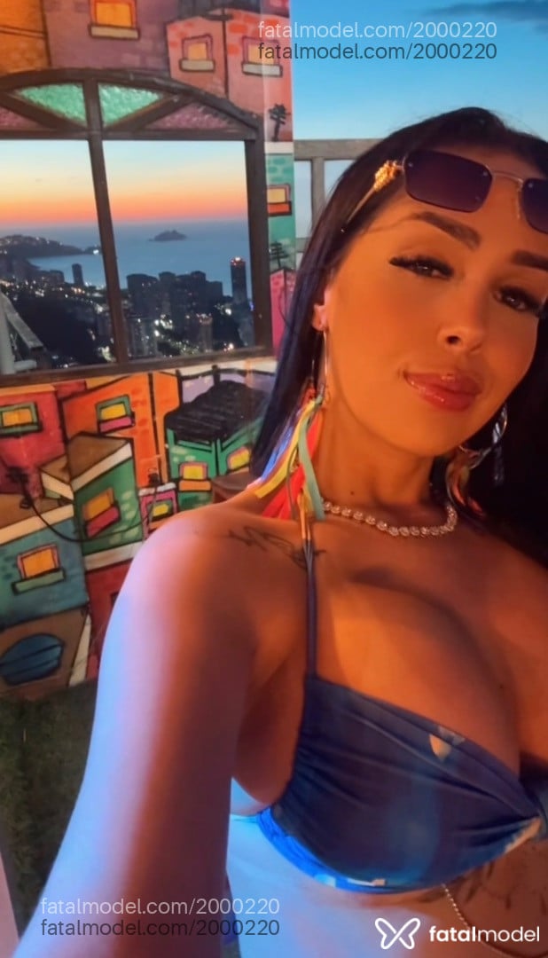 Acompanhante mulher morena (o) de olhos castanhos - Iara Dias