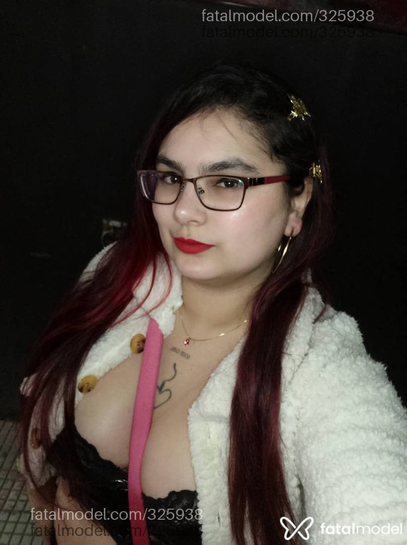 Acompanhante mulher com cabelo colorido de olhos castanhos - Ingrid Nynffa