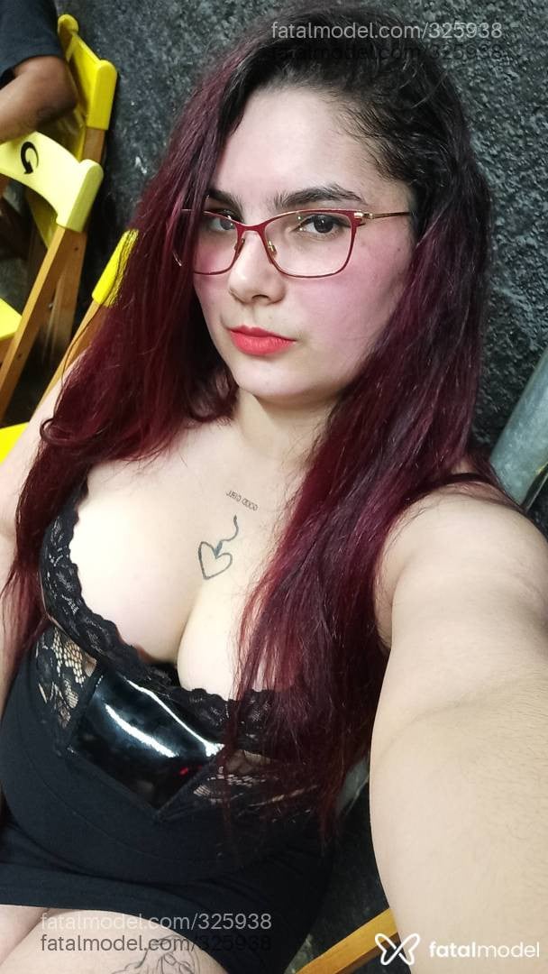 Acompanhante mulher com cabelo colorido de olhos castanhos - Ingrid Nynffa