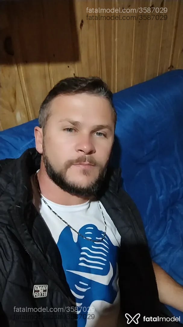 Acompanhante homem com cabelo castanho de olhos verdes - Henrique