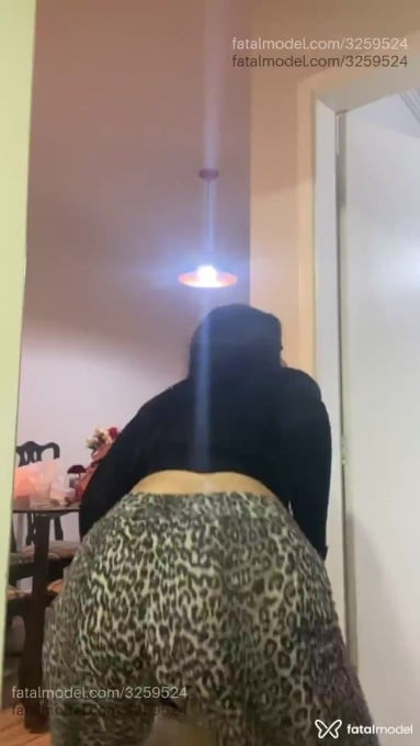 Acompanhante mulher morena (o) de olhos castanhos - Julia Acompanhante mulher morena (o) de olhos castanhos - Julia