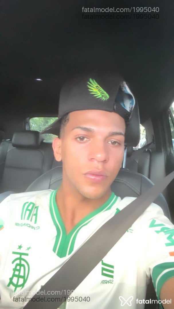 Acompanhante homem morena (o) de olhos mel - Isaac