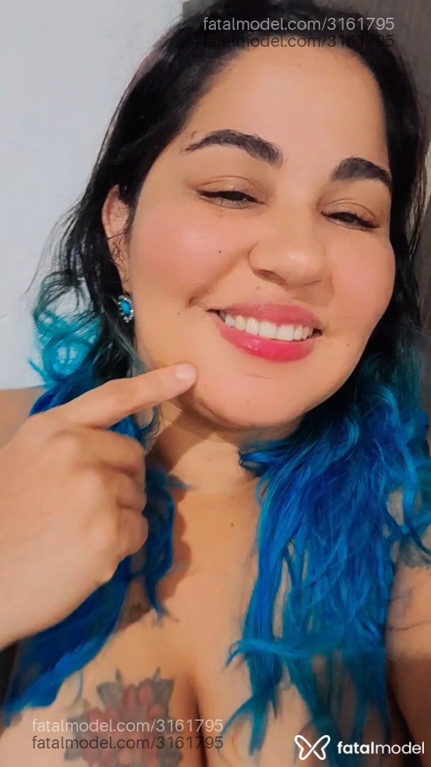 Acompanhante mulher com cabelo colorido de olhos castanhos - Beatriz Sales