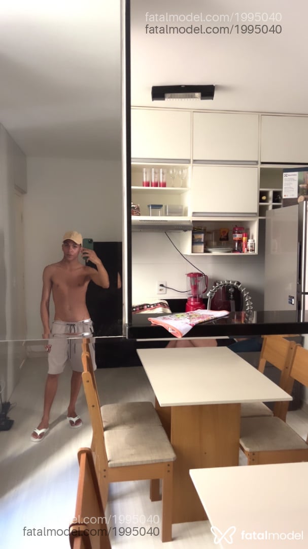 Acompanhante homem morena (o) de olhos mel - Isaac