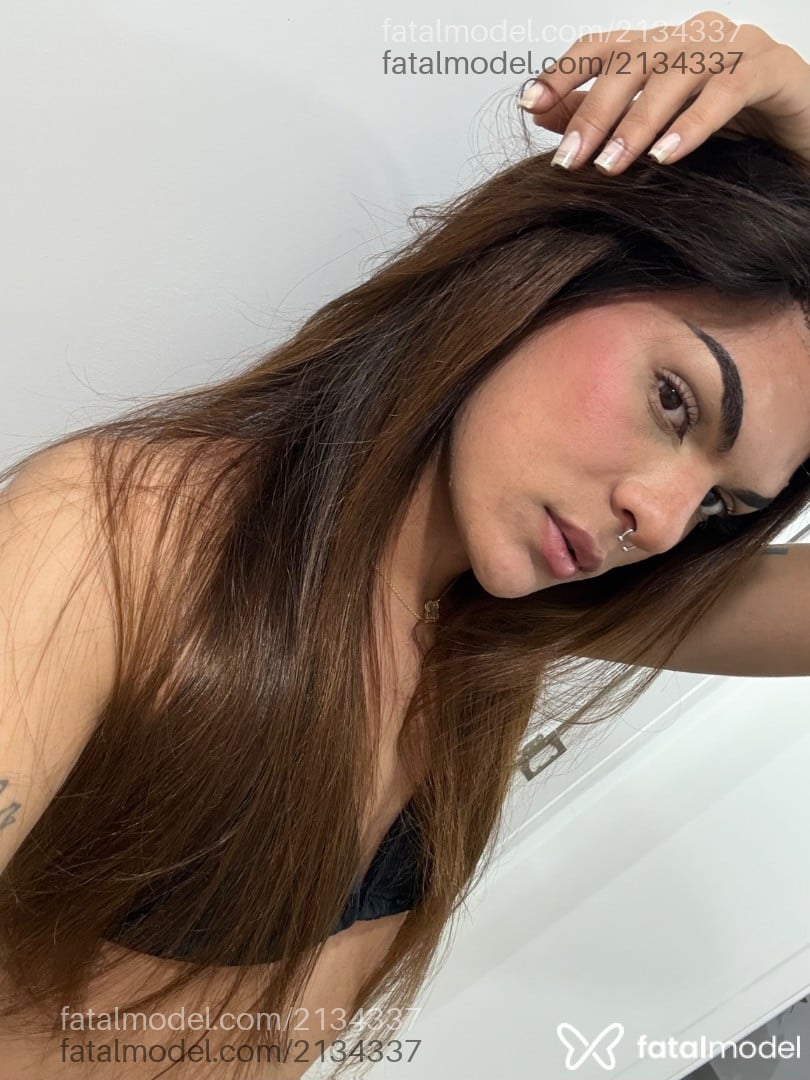 Acompanhante não-binário com cabelo castanho de olhos castanhos - Lia Ferrari