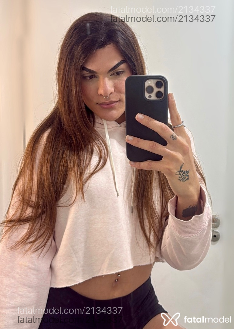 Acompanhante não-binário com cabelo castanho de olhos castanhos - Lia Ferrari