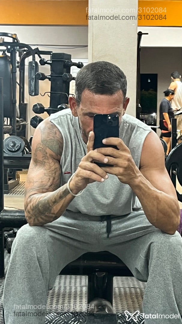 Acompanhante homem com cabelo castanho de olhos castanhos - Thiago
