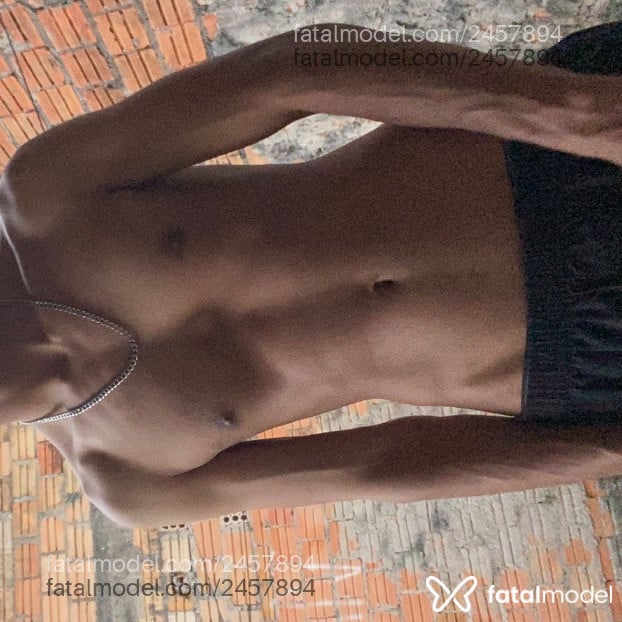 Acompanhante homem com cabelo castanho de olhos castanhos - Vinícius Santos