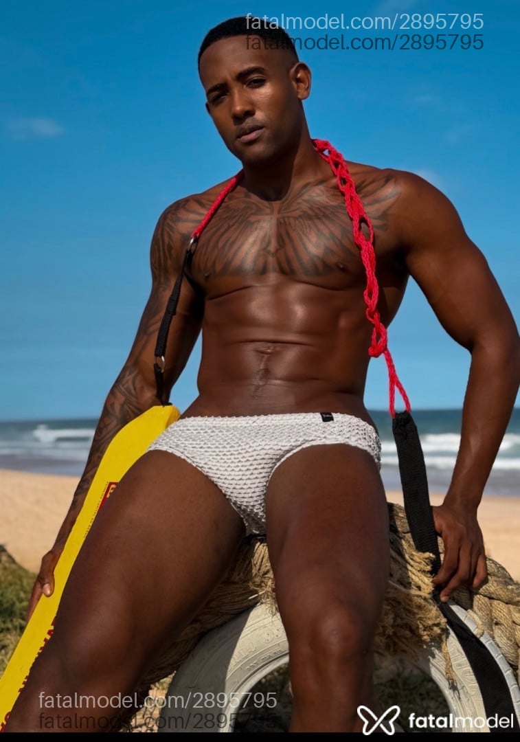 Acompanhante homem morena (o) de olhos castanhos - Mathias