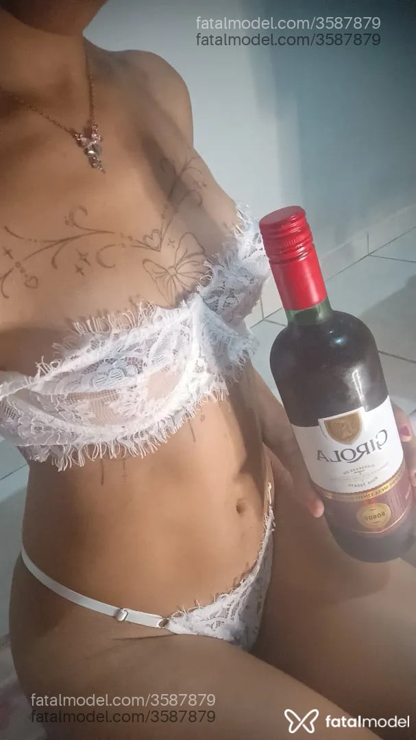 Acompanhante mulher com cabelo colorido de olhos pretos - Kityy