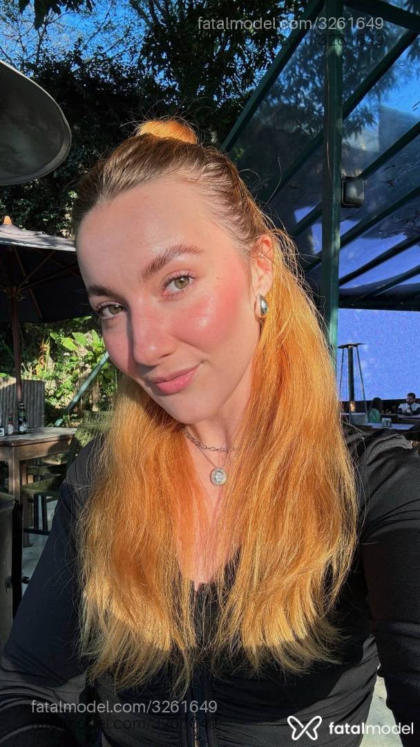 Acompanhante mulher ruiva (o) de olhos verdes - Annabel