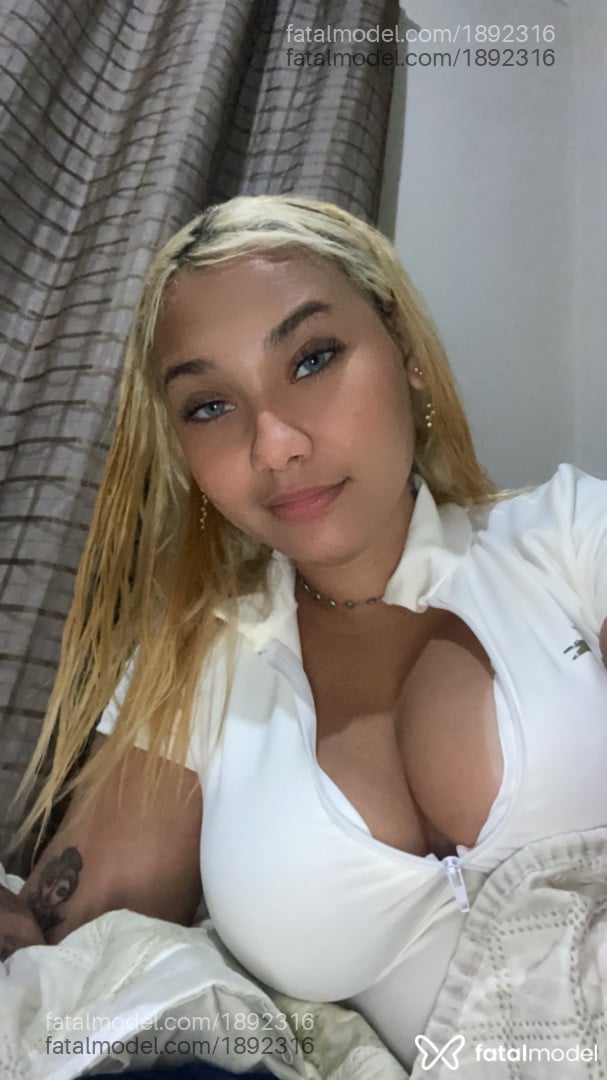 Acompanhante mulher com cabelo castanho de olhos azuis - Serena Magno