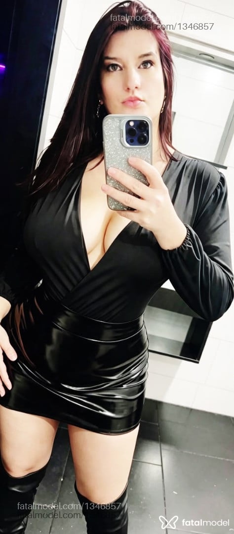 Acompanhante mulher com cabelo colorido de olhos castanhos - Danypimenta