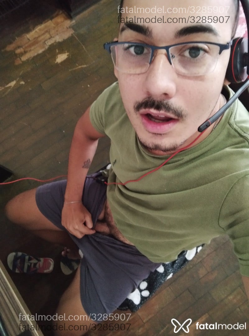 Acompanhante homem com cabelo castanho de olhos pretos - Paulo