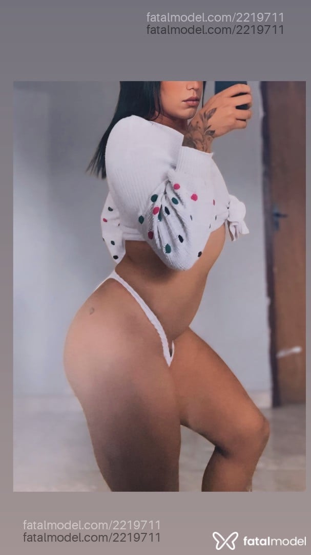 Acompanhante mulher trans morena (o) de olhos castanhos - Mirella
