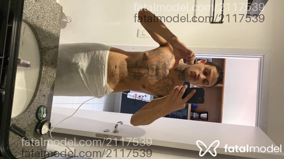 Acompanhante homem com cabelo castanho de olhos azuis - Xavier