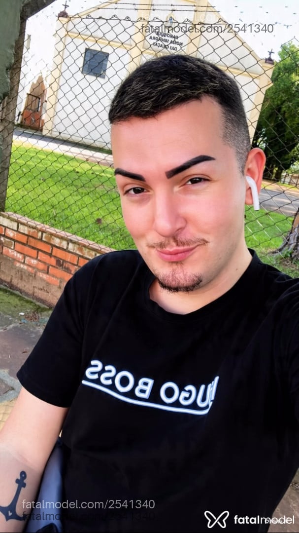 Acompanhante homem com cabelo castanho de olhos castanhos - Theo Allabrant