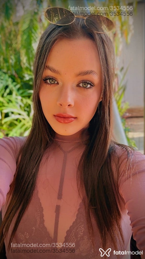 Acompanhante mulher morena (o) de olhos verdes - Perséfone