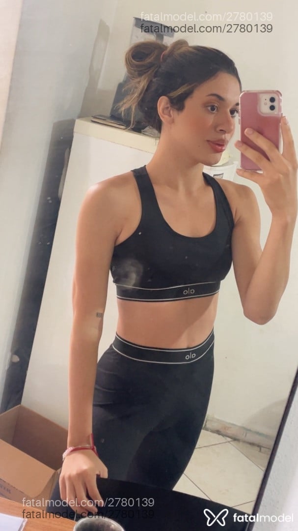 Acompanhante mulher trans com cabelo castanho de olhos castanhos - Kaile Araújo