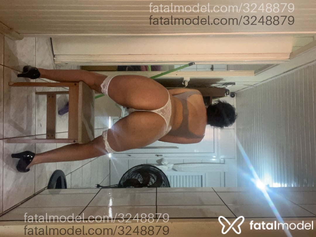 Acompanhante mulher morena (o) de olhos pretos - Karol Zinha