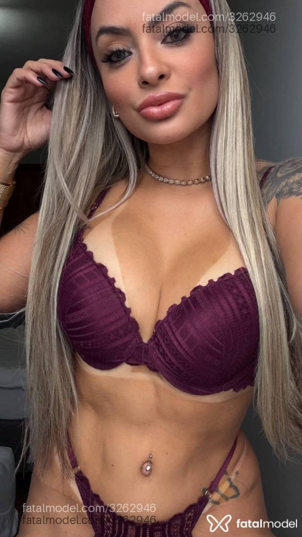 Acompanhante mulher loira (o) de olhos castanhos - Lavínia