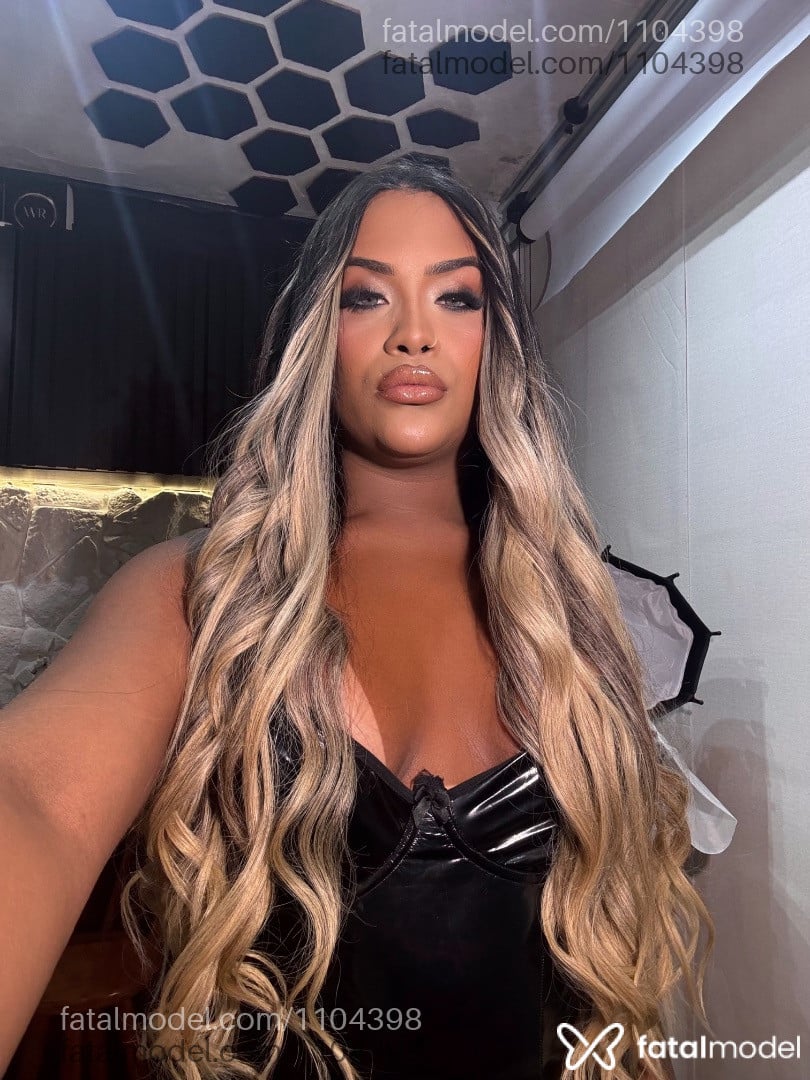 Acompanhante travesti morena (o) de olhos pretos - Júlia Teixeira