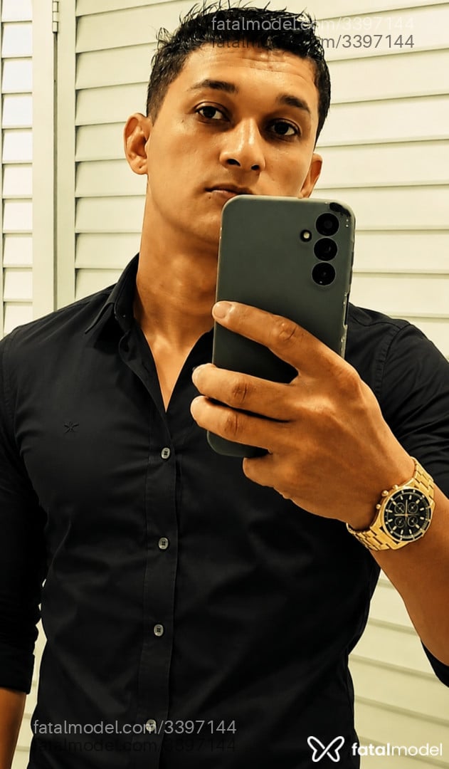 Acompanhante homem com cabelo castanho de olhos mel - MAX MAIA