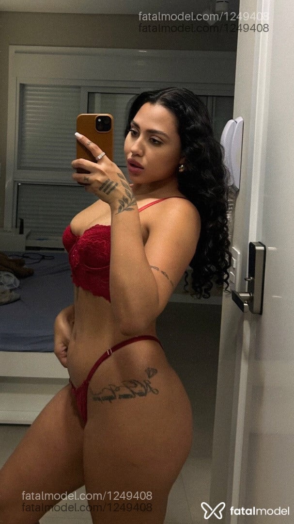 Acompanhante mulher morena (o) de olhos pretos - Mia