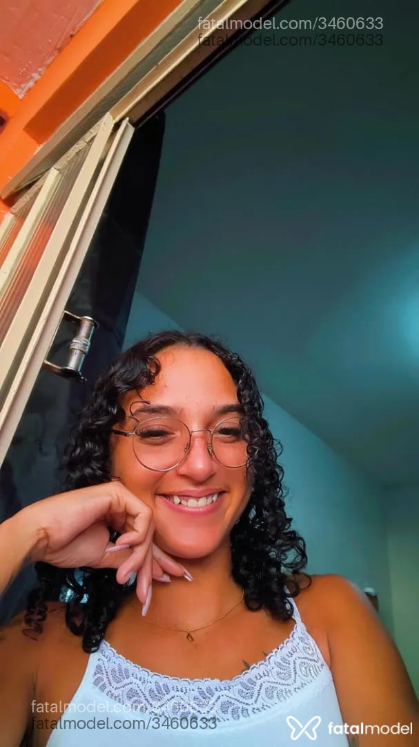 Acompanhante mulher morena (o) de olhos pretos - Luna