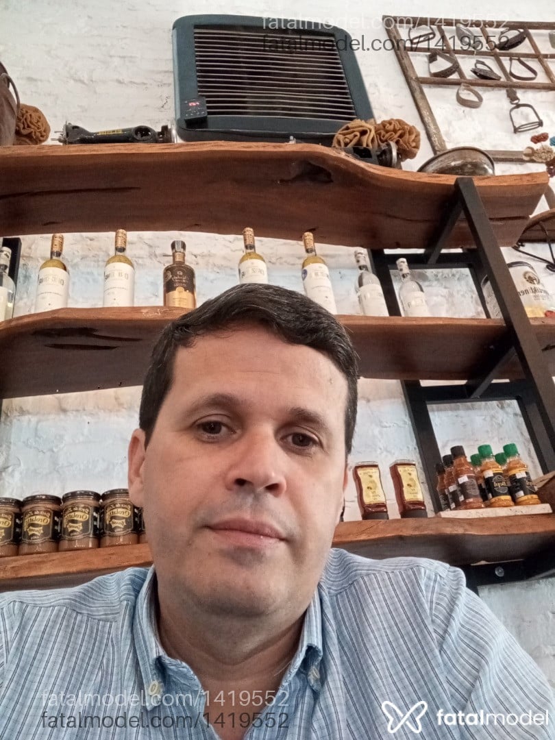 Acompanhante homem com cabelo castanho de olhos castanhos - Pedro