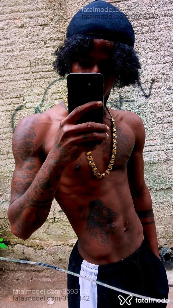 Acompanhante homem com cabelo colorido de olhos castanhos - Odefumado