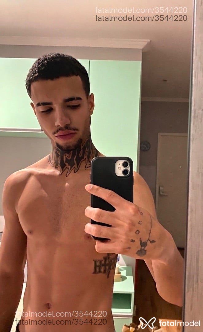 Acompanhante homem com cabelo castanho de olhos castanhos - Francis